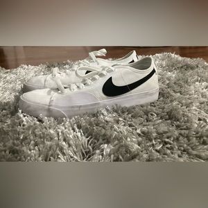 NIKE SB BLAZER LOW TOP